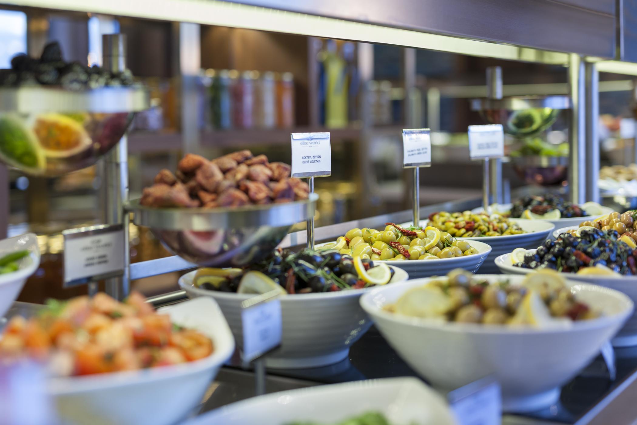 Hotel Elite World Grand Istanbul Kuecuekyali Zewnętrze zdjęcie A salad bar